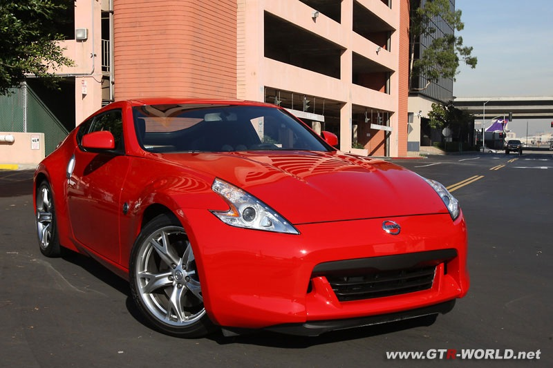 Illustration for article titled 2009 Nissan 370Z Caught With Its Hood Open, Trunk Empty